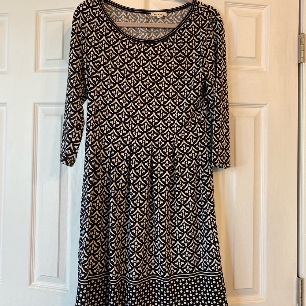 Max Studio dress mid length. 3/4 sleeves. Black and white . 95% polyester.